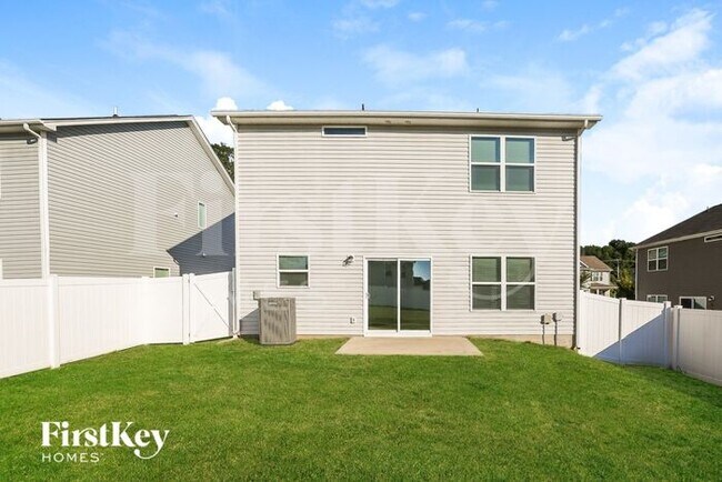 Building Photo - 3211 Newell Vlg Dr