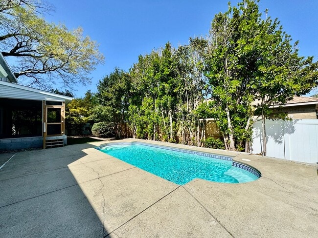 Building Photo - Great Neck Pool Home! First-Time Rental Available NOW! Pet Friendly - Corner Lot - Top Schools!