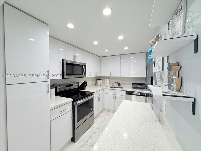 Building Photo - 2201 S Ocean Dr