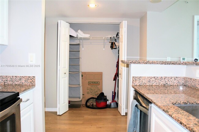 Building Photo - 1155 Brickell Bay Dr