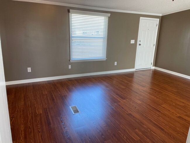 Building Photo - Newly Renovated 3 Bed, 2 Bath