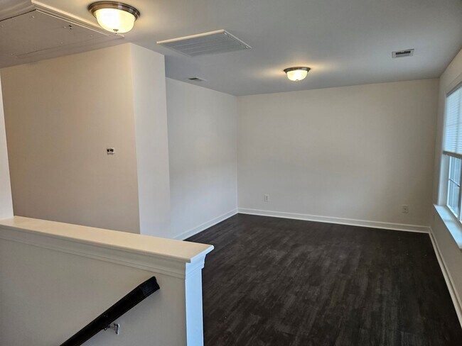 Building Photo - Beautiful unfurnished 3 bed 2.5 bath home ...