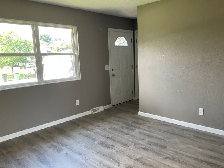 Building Photo - 1841 Lakeview Dr