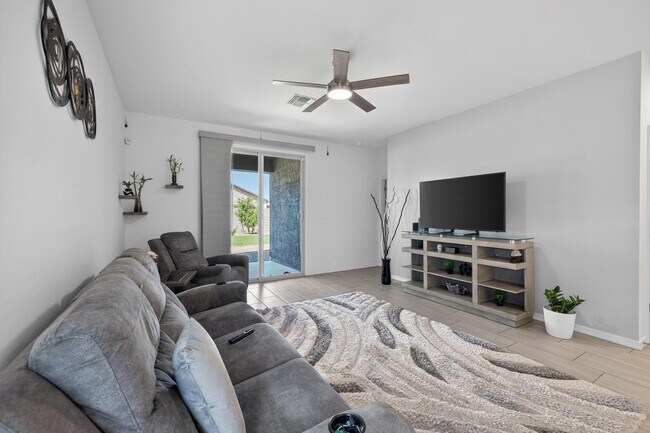 Building Photo - 36354 W San Clemente Ave