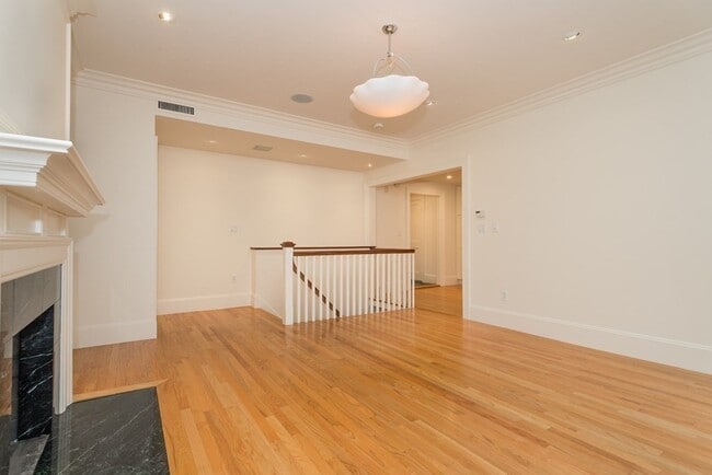 Building Photo - 64 Mt Vernon St