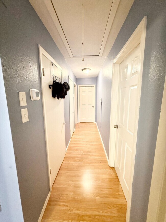 Building Photo - 521 Cypress Dr