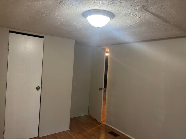 Building Photo - 206 Tropicaire St