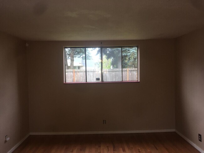 Lots of natural light - 2814 SE 133rd Ave