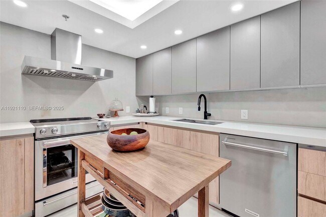 Building Photo - 1627 Brickell Ave