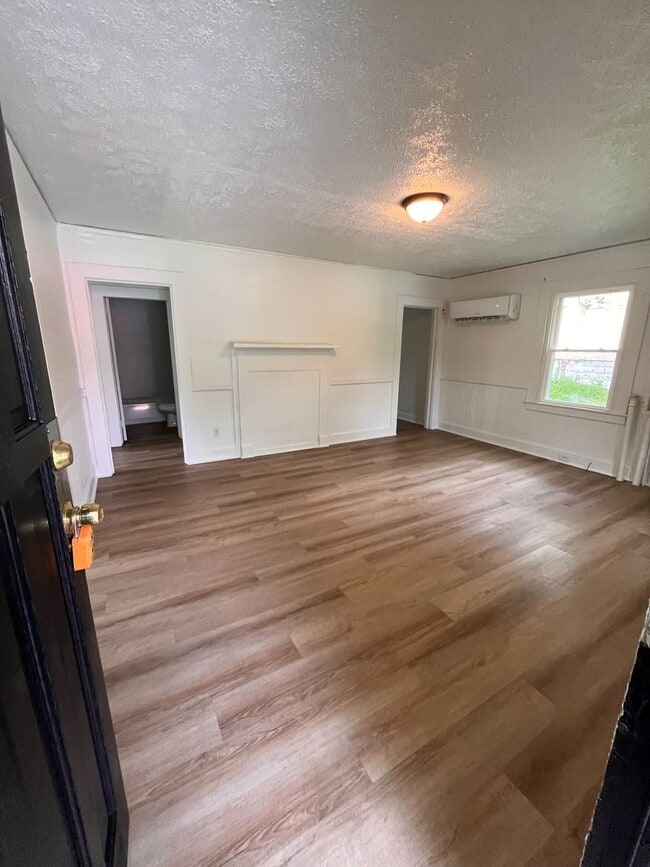Building Photo - 2 Bedroom 1 Bath House Available to Rent f...