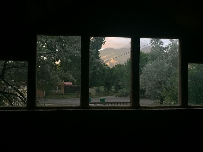 Loft view of nature and mountains - 223 Victor Court