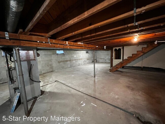 Building Photo - 3 br, 1 bath House - 922 South Main Street...