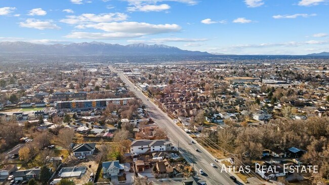 Building Photo - Charming 2-Bedroom Apartment in the Heart ...