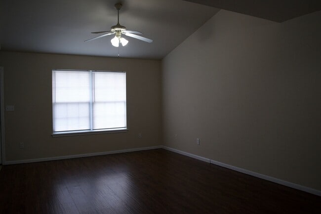 Building Photo - Nice 4 Bed 3 Bath Duplex!