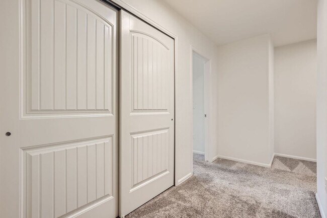 Building Photo - 3 bedroom townhome on north side, attached...