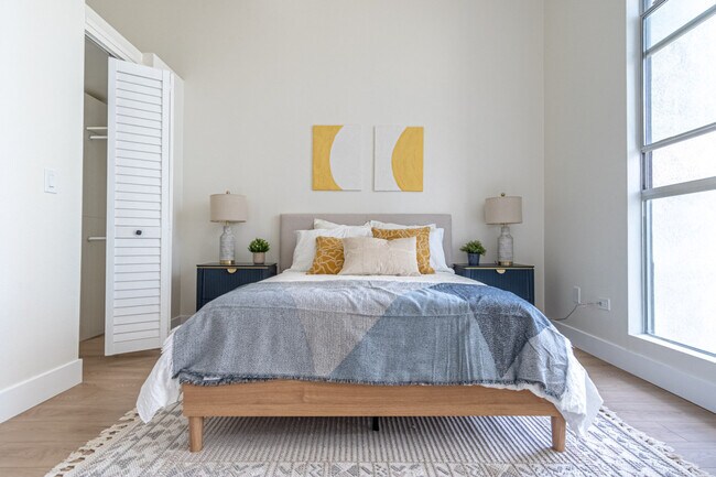 Building Photo - 555 Front St