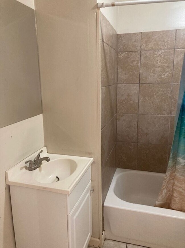 Building Photo - Long Beach 2 Bedroom