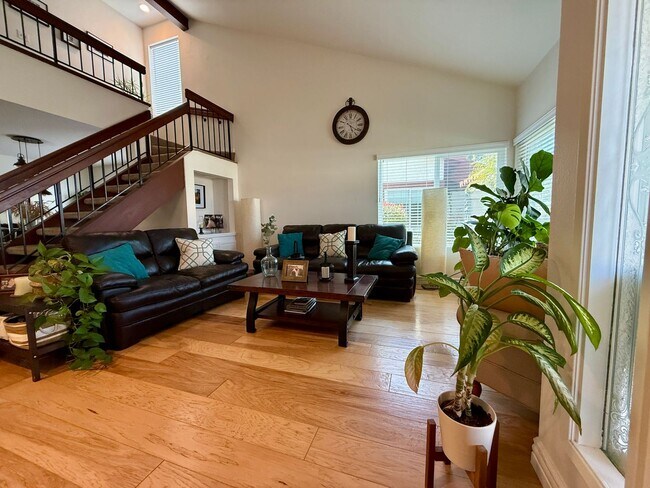 Building Photo - Luxury and Spacious Townhouse with Large Fenced Yard! Double Car Garage!