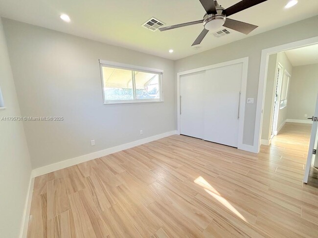 Building Photo - 401 S Highland Dr