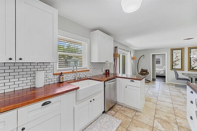 Building Photo - 9622 Fairdale Ln