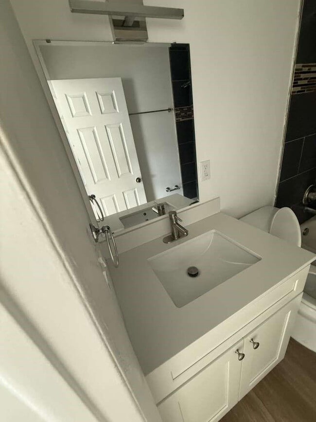 Building Photo - 902 E Tiffany Dr