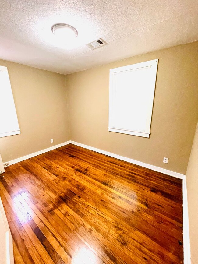 Building Photo - ** 2 bed 1 bath located in Capitol Hights ...