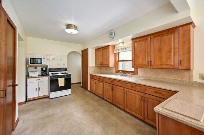 Building Photo - W145N7317 Northwood Dr