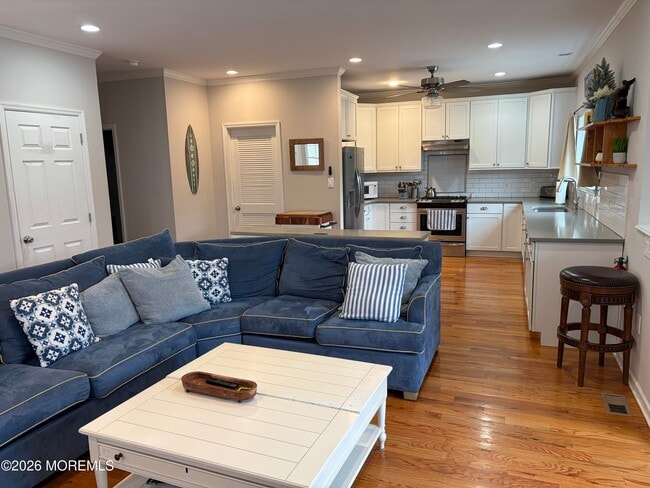 Building Photo - 504 N Lake Dr