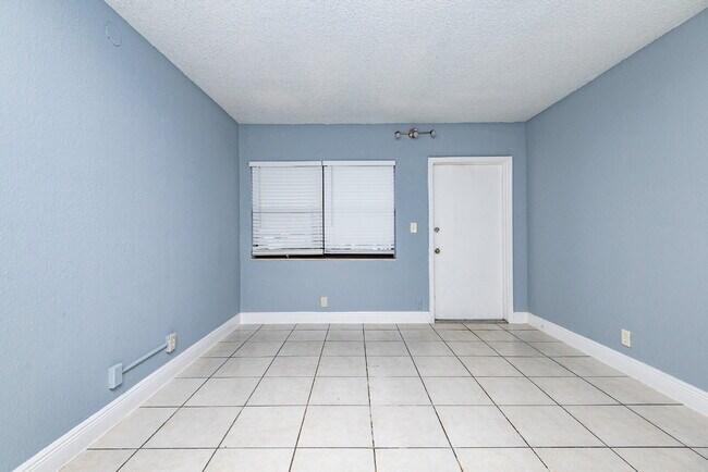 Building Photo - Charming 2-Bedroom Apartment – Fully Furni...