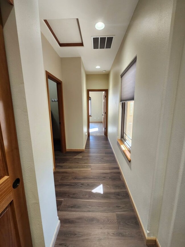 Building Photo - Tuscan-Style Townhome for Rent – Prime Ken...