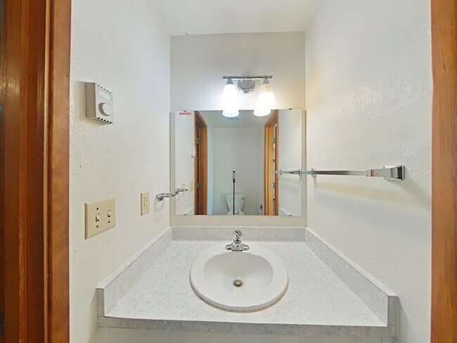 Building Photo - 3 Bedroom Duplex ~ Close to Campus ~ Small...