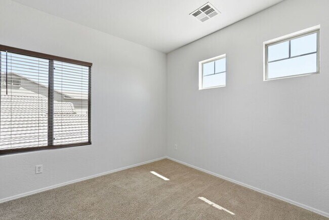 Building Photo - Moving in Special on OAC, 6bedroom 3bath Sparkling pool