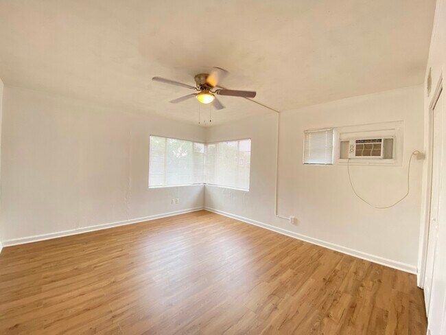 Building Photo - 907 Dowd Ave