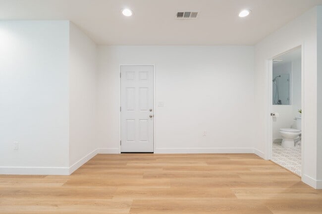 Building Photo - Charming 3 Bedrooms 2 Bathrooms Home $4,00...