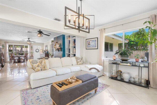 Building Photo - 9940 W Bay Harbor Dr