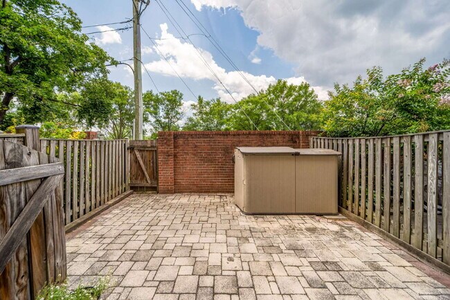 Building Photo - Sophisticated Townhome Steps from East Fal...