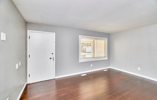 Building Photo - 2365 N Pointe Ln