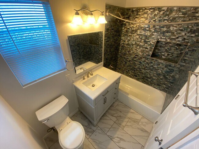 Building Photo - Charming Oakland Home in Desirable Neighborhood