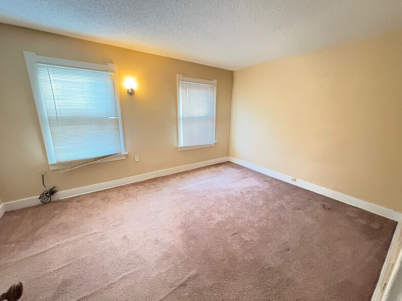 Building Photo - 1380 Berdan Ave