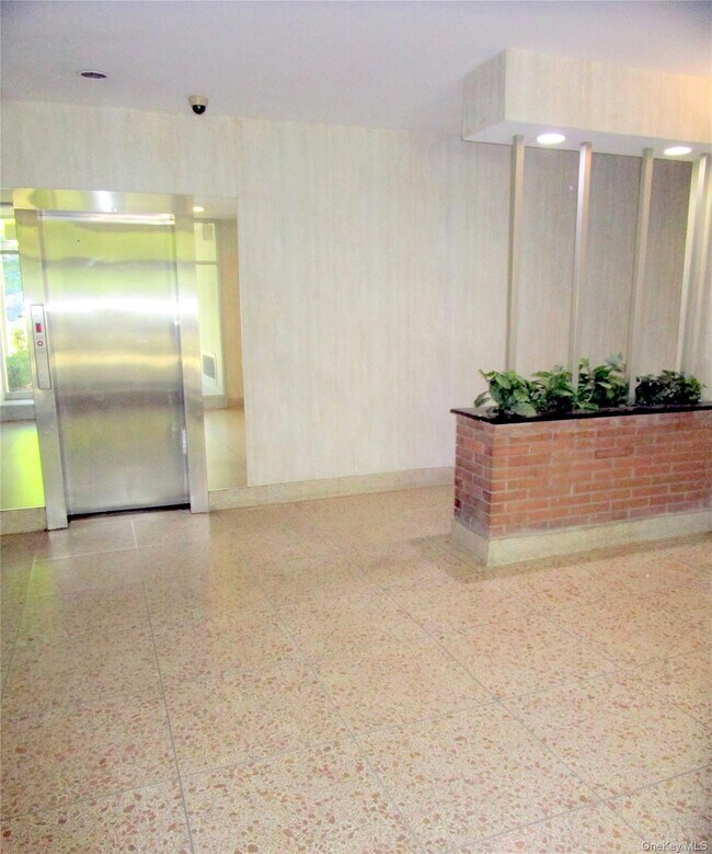 Building Photo - 123 Valentine Ln