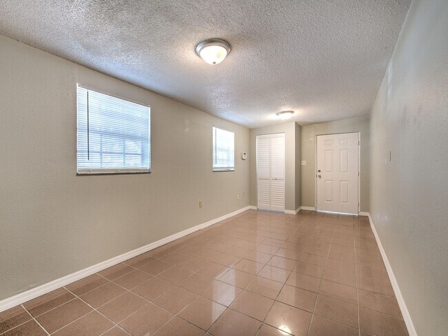 Building Photo - Very nice large 5 bedroom/3 bathroom home ...