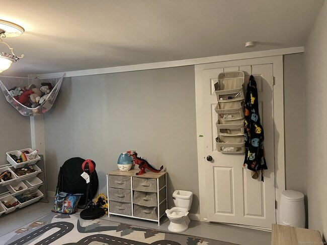 Building Photo - 566 W Main St