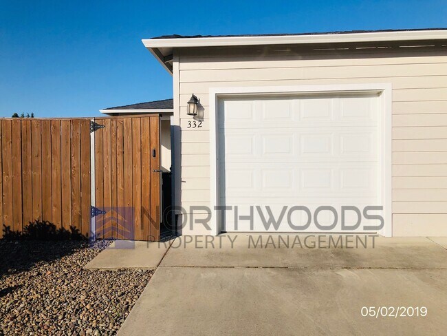 Building Photo - 55+ Community Beautful 2 Bedroom 2 Bathroo...