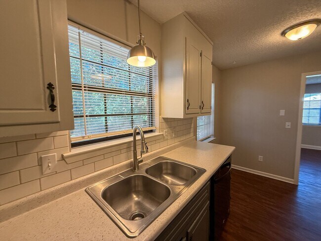 Building Photo - 3 Bedroom 2 Bath Home for Rent in Charter ...