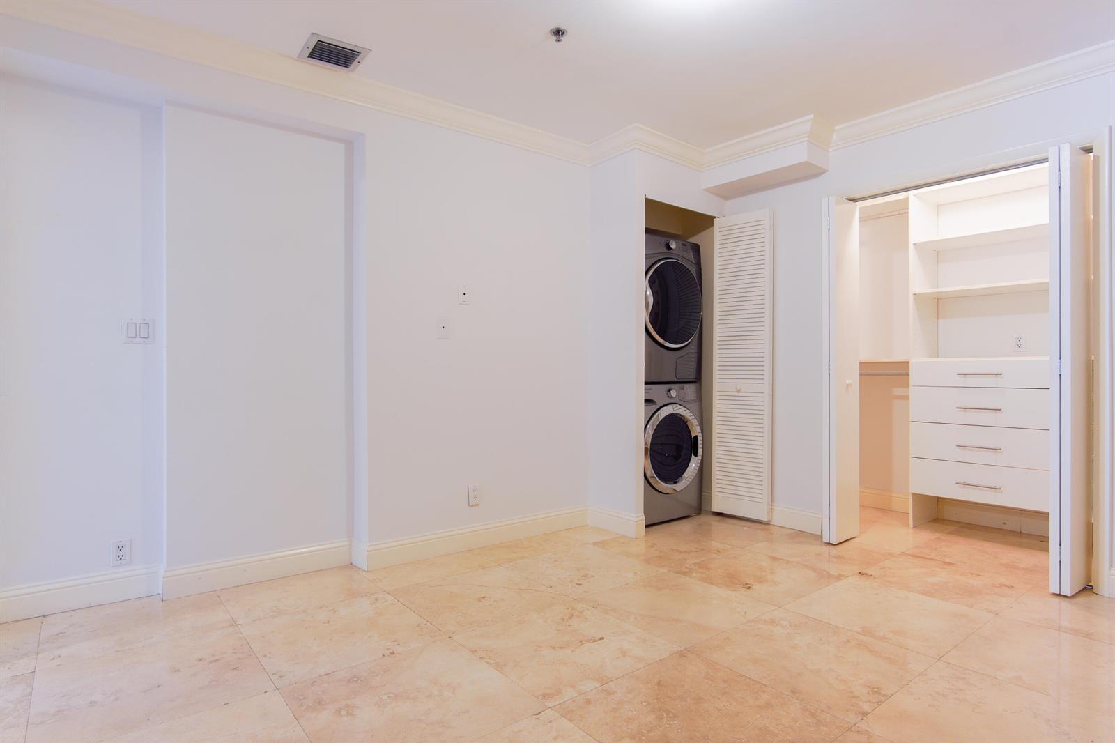 Building Photo - 251 Crandon Blvd