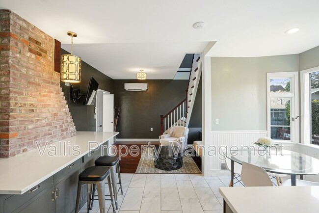 Building Photo - 165 17th St NE