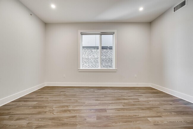 Building Photo - 658 Grand St