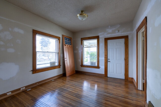 Building Photo - 608 S Hatch St