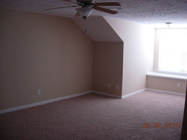 Building Photo - NICE Condo in GREAT location!!! VERY clean...