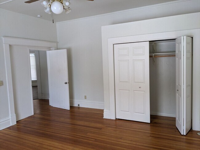 Building Photo - AVAILABLE NOW!  4-bedroom, 2-bath house across from Kinnick!